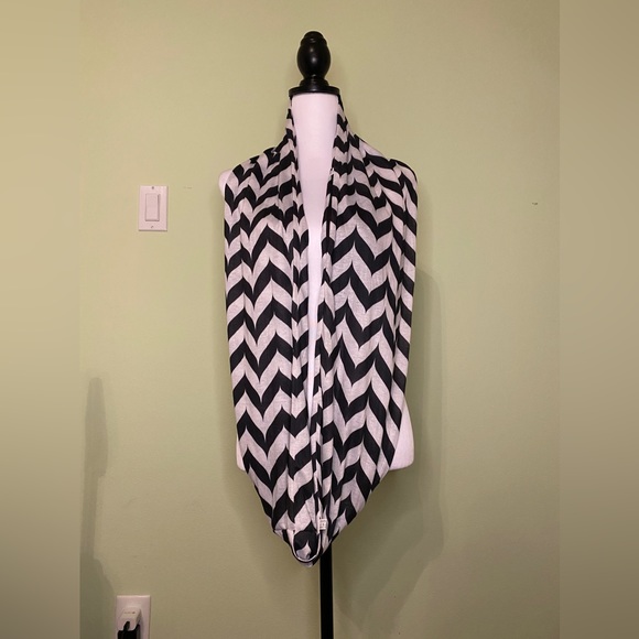 Infinity scarf with secret pocket! Gently used, great condition!  Black & white - Picture 5 of 6